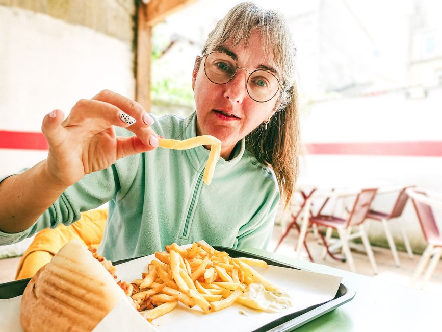 Cliente heureuse avec son cornet de frites à Charleroi
