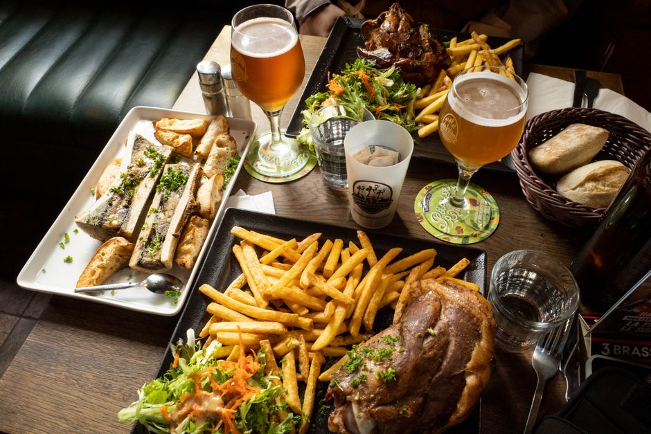 Assiette complète avec frites, viande et salade chez Snacker