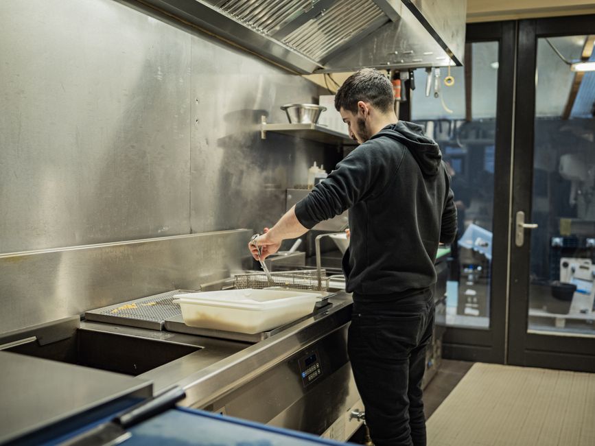 Notre cuisinier prépare les frites avec passion à Snacker Charleroi