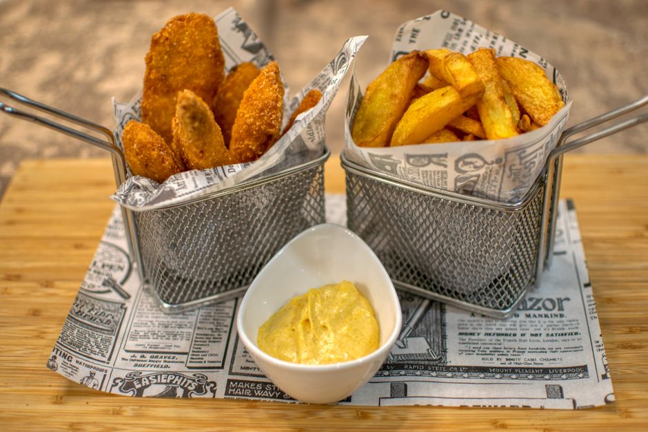 Poulet croustillant avec frites et sauce chez Snacker